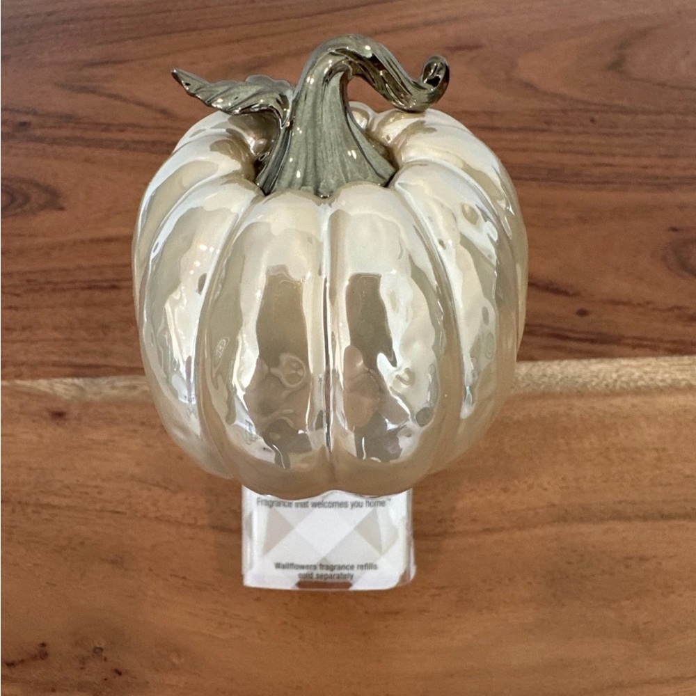 Bath & Body Works: Fall White Shiny Pumpkin Wallflower Plug - Picture 1 of 6
